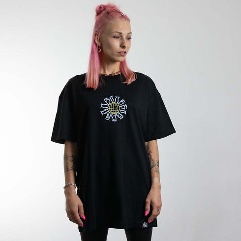 schwarzes oversized "Eternal Cycle" Raver T-Shirt von vorne, getragen von einer Frau